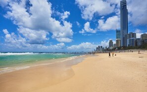 Beach - Fantastic 2 double-bed hotel room On View Avenue (Surfers Paradise)