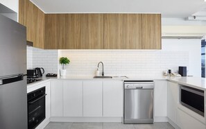 Réfrigérateur, four à micro-ondes, un four, surface de cuisson