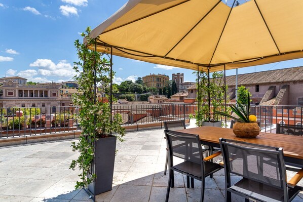 Outdoor dining - iFlat | Luxury Skyline Penthouse near Roman Forum (Roma)