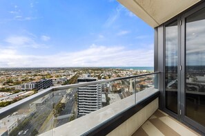 Property grounds - Convenient Located 1bedroom apartment in St Kilda (St Kilda)