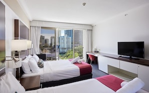 Una scrivania, ferro/asse da stiro, lenzuola