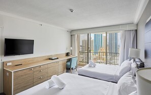 Een strijkplank/strijkijzer, beddengoed