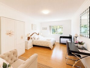 5 habitaciones, tabla de planchar con plancha, cuna de viaje y wifi 