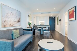 TV - Sunny 1 bedroom Apartment with Infinity Pool (Fortitude Valley)