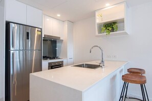 Frigorifero, microonde, forno, piano cottura