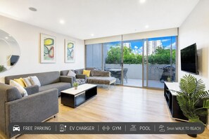 TV - Comfort 3 bedroom Villa In Center Surfers Paradise (Surfers Paradise)