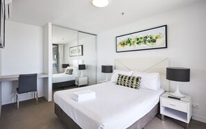 Tabla de planchar con plancha, wifi y ropa de cama 
