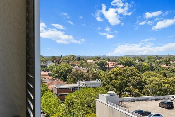Un quartier résidentiel avec des maisons, des arbres et un ciel bleu dégagé.