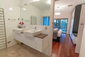 4 slaapkamers, een strijkplank/strijkijzer, wifi, beddengoed