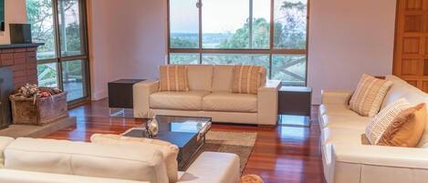 Televisie en een open haard