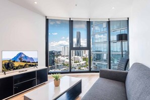 TV - Spacious 2 bedroom Apartment with Rooftop Access (Fortitude Valley)