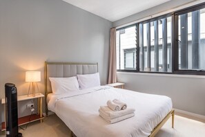 3 habitaciones, tabla de planchar con plancha, wifi y ropa de cama 