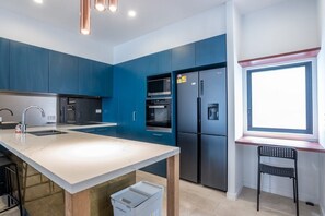 Refrigerador, microondas, horno y lavavajillas 