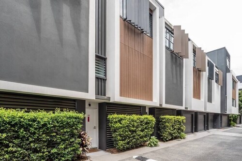 Westend high-end 3 bedroom Townhouse Next to River