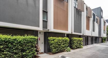 Westend high-end 3 bedroom Townhouse Next to River