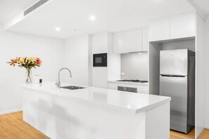 Kylskåp, mikrovågsugn, ugn och spishäll