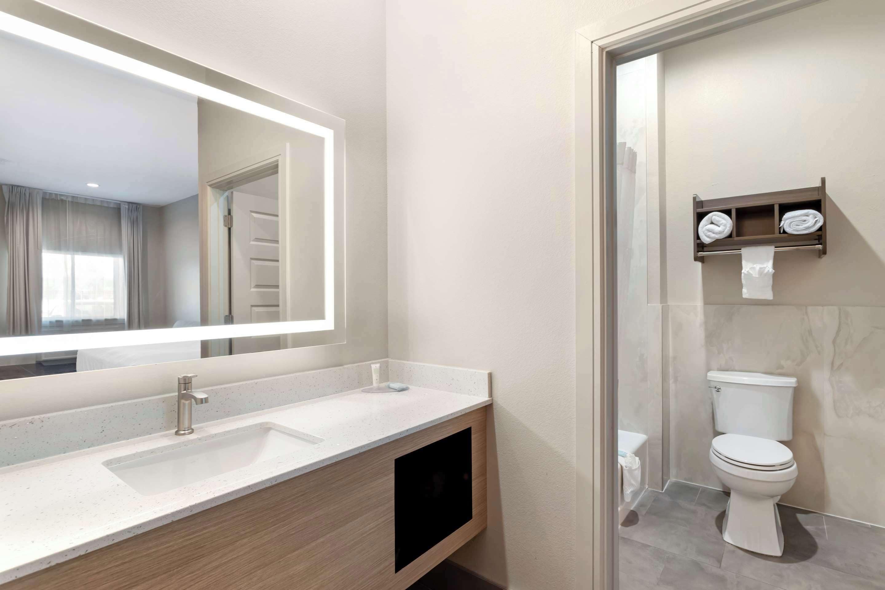 Photo - Clarion Pointe Spring - Houston North