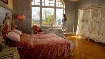 7 quartos, ferros/tábuas de passar roupa, berço de viagem