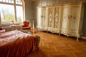 7 habitaciones, tabla de planchar con plancha y cuna de viaje 