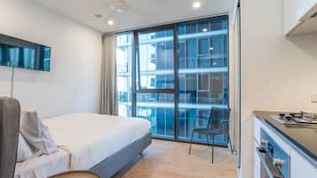 Tabla de planchar con plancha, wifi y ropa de cama