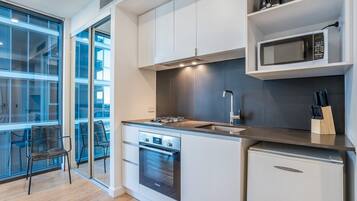 Refrigerador, microondas, horno y parrilla de estufa