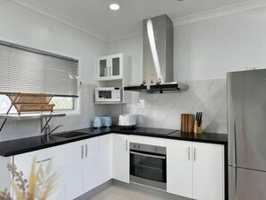 Fridge, microwave, oven, stovetop - Convenient 2 Bedroom house unit in Salisbury (Salisbury)