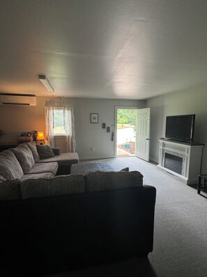 Smart TV, fireplace - Pet Friendly!!  Quiet and Safe! (Conway)
