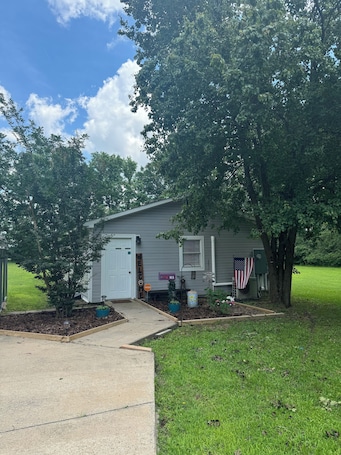 Exterior. Pet Friendly!! Quiet and Safe!