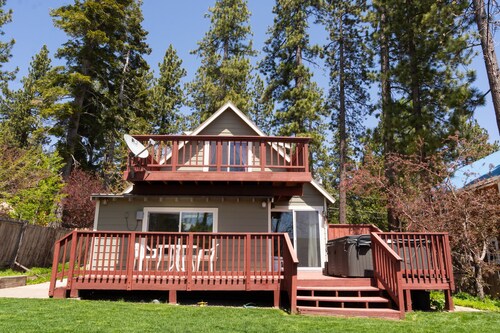 Fern Grove by Tahoe Getaways - Hot Tub, Dog OK, Walk to Lake & Tahoe City!