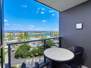 Outdoor dining - Cozy and Sunshine One Apartment with Splendid View (Surfers Paradise)
