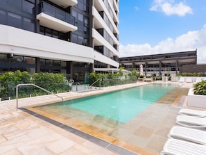 Pool - Cozy and Sunshine One Apartment with Splendid View (Surfers Paradise)