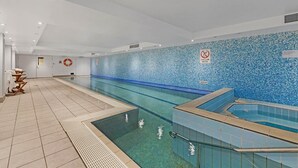 Ein Pool mit einer gefliesten Wand und einem Zeichen für flaches Wasser.
