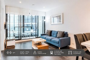 TV - Exquisite 1 Bedroom Apartment with Infinity Pool (Fortitude Valley)