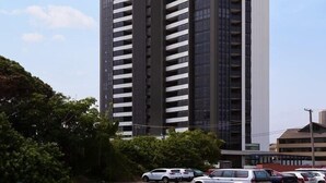 Un grand immeuble sur lequel on peut voir un logo en forme de « rubis » bien visible sur le côté.