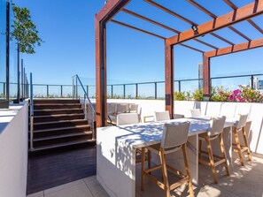 Outdoor dining - Sunny One Bedroom Apartment with Rooftop Pool (Fortitude Valley)