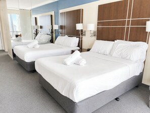 Tabla de planchar con plancha y ropa de cama