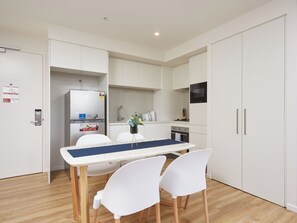 Dining - Comfy 2BR Apartment Central Surfers w/Parking (Surfers Paradise)