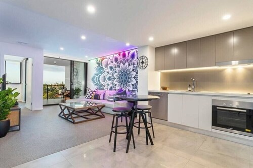 East Brisbane 1bed unit with Rooftop pool +Parking