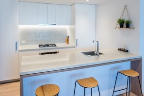 Réfrigérateur, four à micro-ondes, un four, surface de cuisson