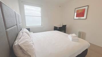 1 slaapkamer, een bureau, een strijkplank/strijkijzer, wifi