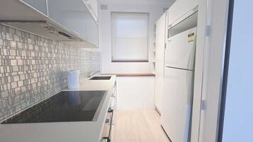 Een koelkast, een oven, een kookplaat, een vaatwasser