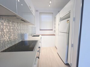 Kjøleskap, ovn, kokeplater og oppvaskmaskin