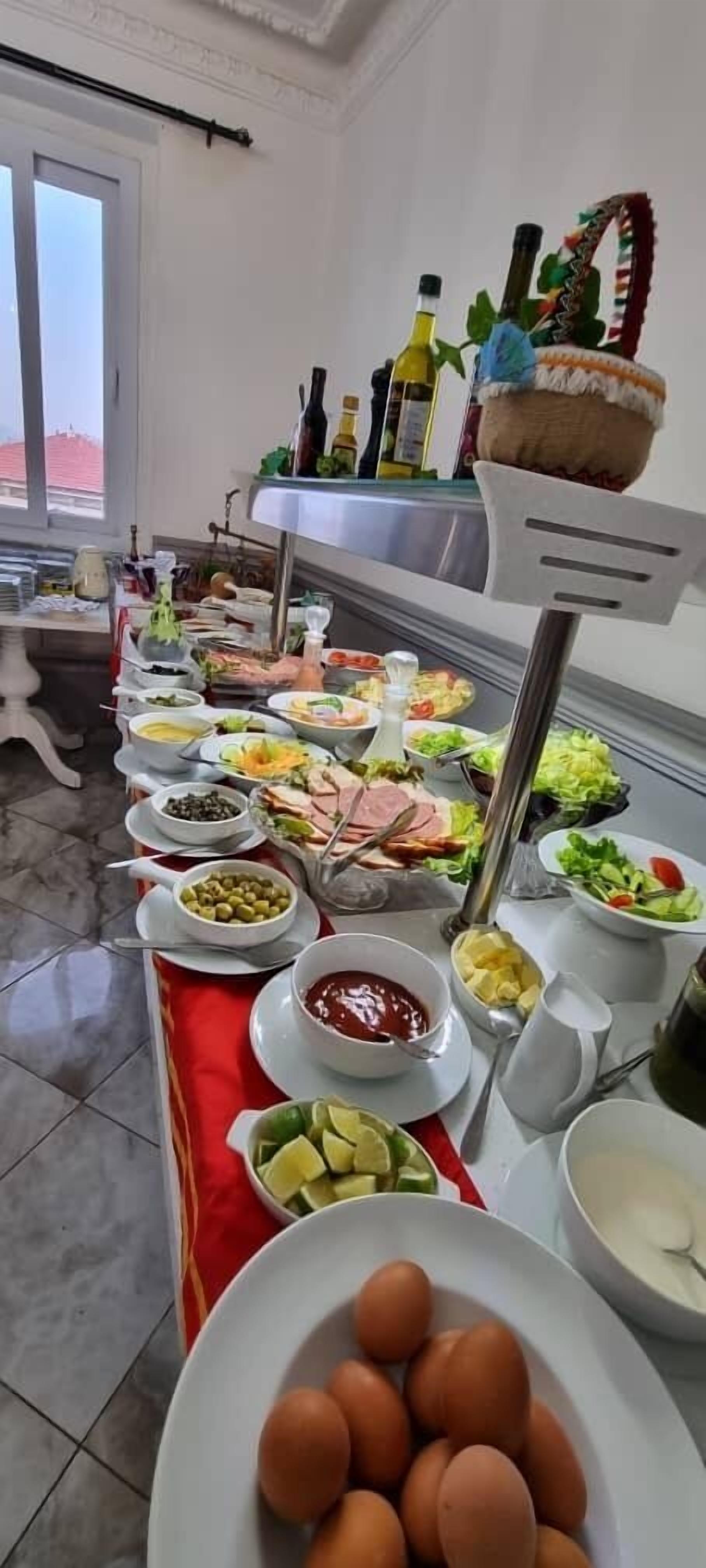 Café da manhã com buffet grátis todos os dias
