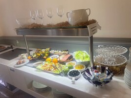 Free daily buffet breakfast