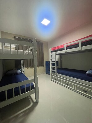 3 quartos, ferros/tábuas de passar roupa, Wi-Fi, roupa de cama