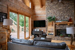 Fernseher, Kamin, Videospiele, DVD-Player