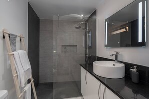 Shower, hair dryer, towels - Garden, sea view and barbecue, Casa das Maravilhas (Câmara de Lobos)