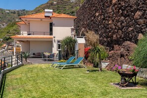 Outdoor dining - Garden, sea view and barbecue, Casa das Maravilhas (Câmara de Lobos)