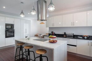Fridge, microwave, oven, stovetop - Garden, sea view and barbecue, Casa das Maravilhas (Câmara de Lobos)