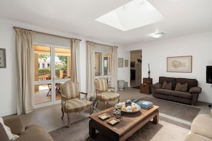 TV - In Porto Santo, the Golden Island - Casa de Férias (Porto Santo)